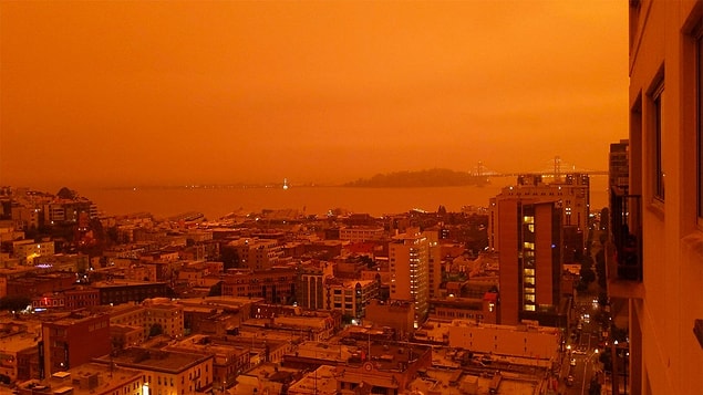 Yangın dolayısıyla havada uçuşan küller gökyüzünü tamamen turuncuya boyadı. 👇