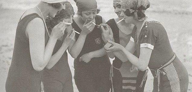 11. 1920'lerde tütün şirketleri kadınları sigara içmeye teşvik etmek için, sigaraları “özgürlük meşaleleri” olarak nitelendiren bir kampanya yürüttü.