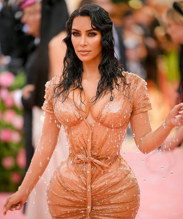 Kim Kardashian, 2019 MET Gala'da ıslak görünümlü elbisesini ıslak model saçlarla tamamlamış ve bu günlerce konuşulmuştu.