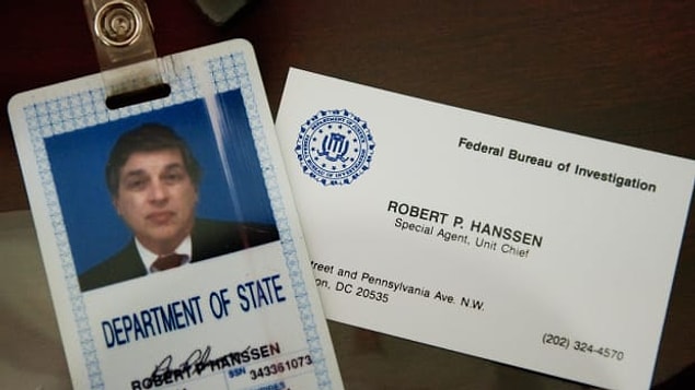 FBI tarihinin en büyük istihbarat ihlali olarak kabul edilen Robert Hanssen, dışarıdan sessiz ve sakin bir adam olarak görünmesine rağmen, aslında arka planda çok farklı işler çeviriyordu.