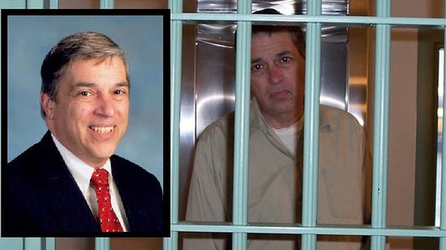 FBI'da en iyi bilgisayar uzmanlığına atanan Hanssen'e bir de Eric O'Neill adında bir asistan verildi, fakat O'Neill'in asıl görevi Hanssen'in köstebek olup olmadığını araştırmaktı.