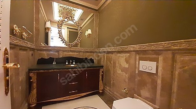 Bu arada banyo demişken evde 5 adet banyo var, tabii banyo denirse.