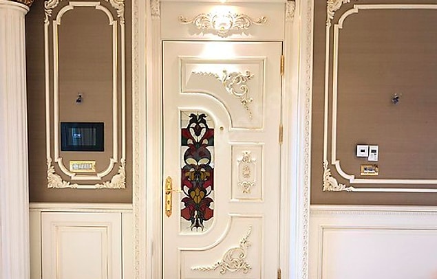 Bir evin kapısı bile gösterişli olur mu demeyin. Olabiliyor. Ne diyelim alan kişiye şimdiden hayırlı olsun… Peki siz böyle bir evde çok paranız olsa dahi oturmak ister miydiniz?