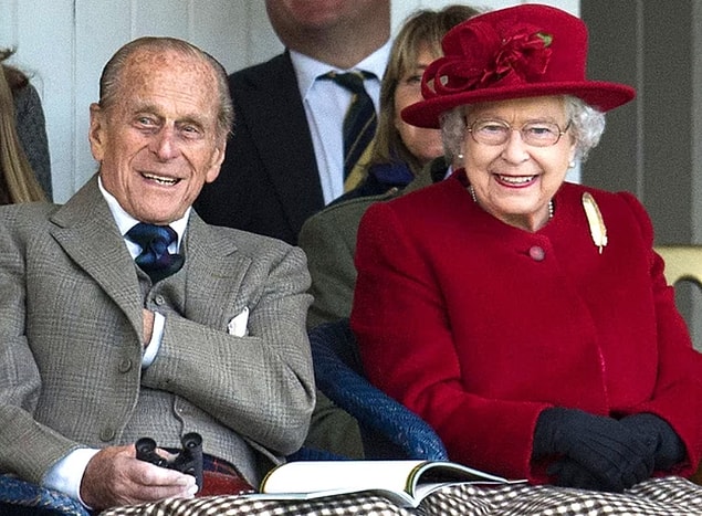 Sonraki günlerde, kraliçenin naaşının Buckingham Sarayı'ndan Westminster Sarayı'na taşınacağı ve burada üç gün boyunca 23 saat süreyle ziyaretçilere açık olacağı bildirildi.