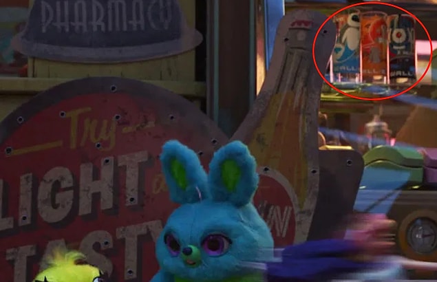 14. Toy Story 4 filminde antika dükkanında WALL-E temalı bardakları görebilirsiniz.