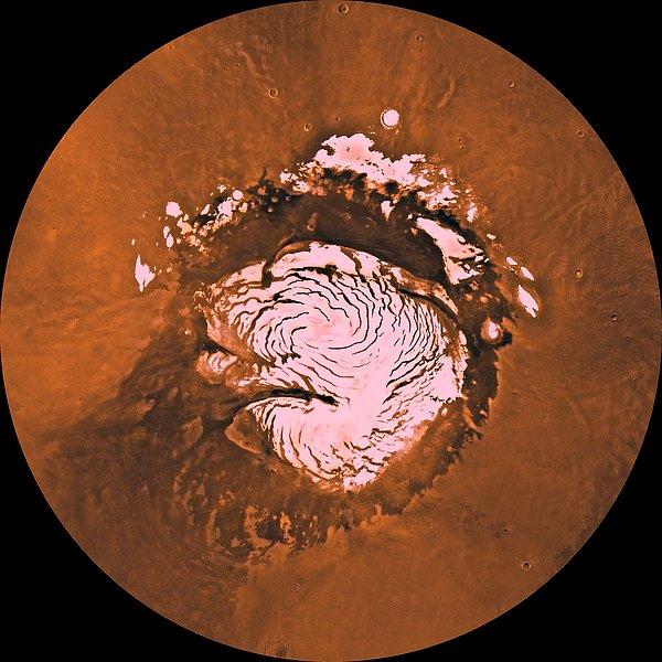 4 Haziran 1998’de Viking sondasının çektiği bu fotoğraf, Mars’ın kuzey kutbundaki Planum Boreum’u gösteriyor.