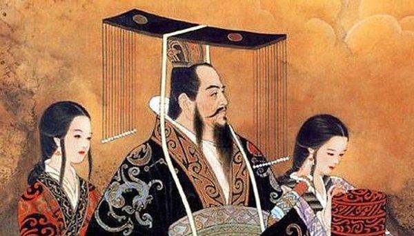 1912'ye kadar hükmünü sürdürecek olan ve Çin'de imparatorluk kurmayı başarabilmiş Quing Hanedanlığı'na mensup olan Şi Huang aynı halde Çin'in ilk imparatoru olarak bilinir.