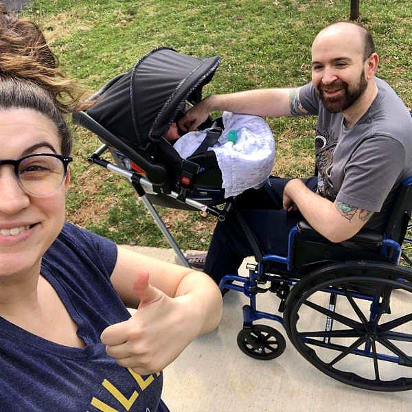 4. Lise öğrencileri, öğretmenlerinin eşi bebekleriyle dışarı çıkabilsin diye tekerlekli sandalyeli bebek arabası yaptılar.