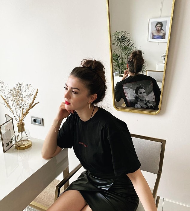 Kış aylarından bir paylaşım... Burcu Özberk bize tişörtünün arkasındaki resmi göstermeye çalışıyor. Bir de ciddi ki sormayın.