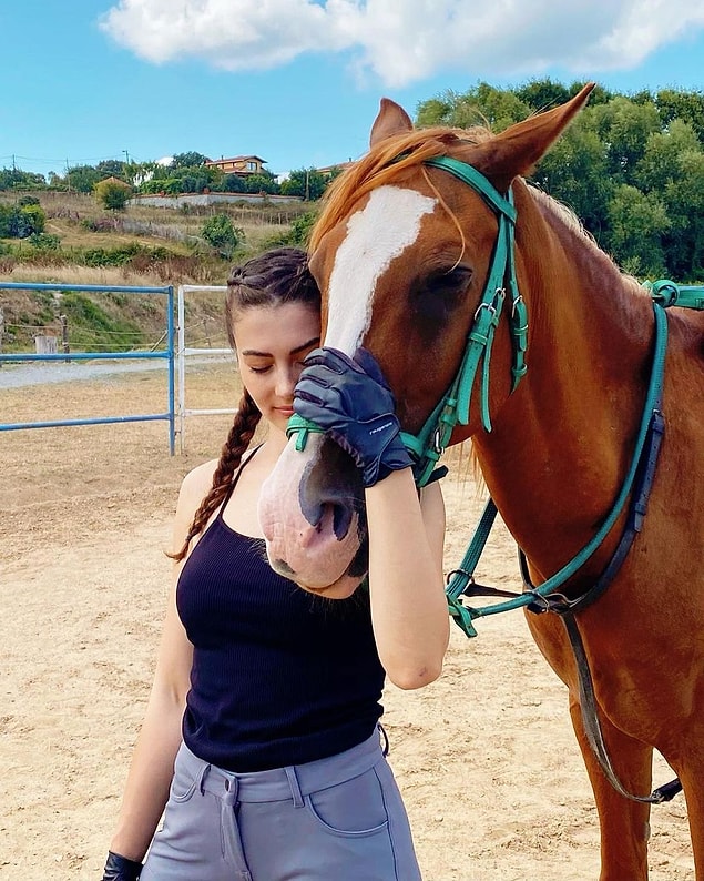 "Yüzümden belli oluyor mutluluğum." demiş Burcu Özberk. Tatlı bir gün geçirdiği belli!