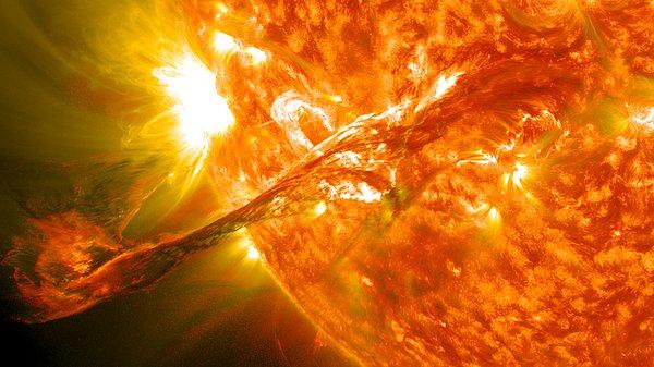 Devasa sıcak plazma dalgalarının Güneş'ten dışarıya doğru elektromanyetik radyasyon dalgaları göndermesi sonucunda güneş püskürtüsü meydana gelir.