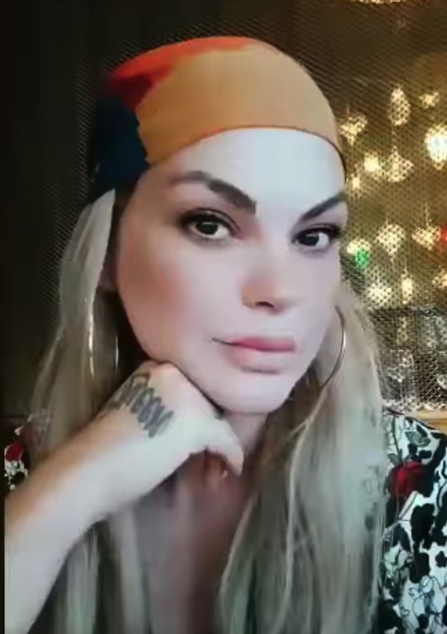 “Kazıtmış olduğum saçlarımın fotoğrafını kullanmışlar, eski bir fotoğrafımı kullanmışlar. Ve şöyle bir şey demişler: ‘Osmanlı devleti bile senin gibi çökmedi.’”