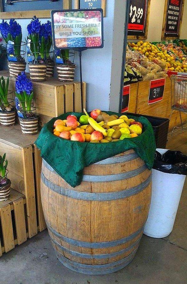 14. Alışveriş yaparken bedava meyve yiyebileceğiniz tezgahlar bulunur.