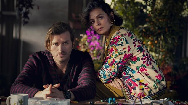 Bu arada belki duymuşsunuzdur Kıvanç Tatlıtuğ'un başrollerini Özge Özpirinçci ile paylaşacağı 'Bir Denizaltı Hikayesi' adlı yeni bir Netflix yapımı var. Bu yüzden pek çok insan 'Into the Night'da da buna bir gönderme olduğunu düşünüyor.