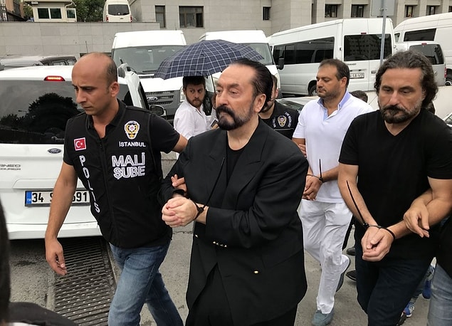 Adnan Oktar bildiğiniz üzere beraberindeki 176 kişi ile birlikte ‘suç işlemek amacıyla örgüt kurma’, ‘çocukların cinsel istismarı’ ve ‘cinsel saldırı’ dahil pek çok suçtan 2018 yılının Temmuz ayında tutuklandı.
