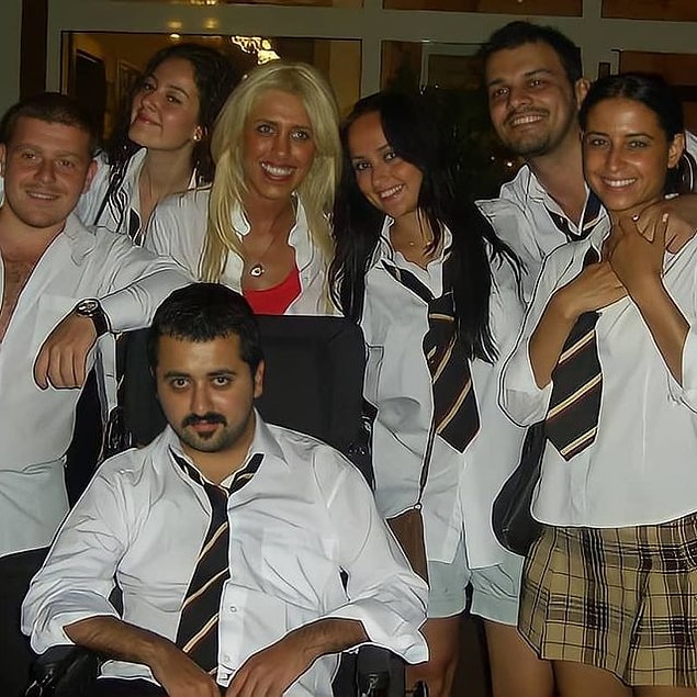 Pelin Akil, Arka Sıradakiler dizisine 46. bölümde Kemal Öğretmen'in yeğeni Zehra olarak dahil olmuştu.