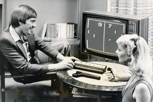 1. Dönemim ünlü Liverpool FC oyuncusu Steve Heighway bir kadınla birlikte Videomaster oyun konsolunda Pong oynuyor. -1977