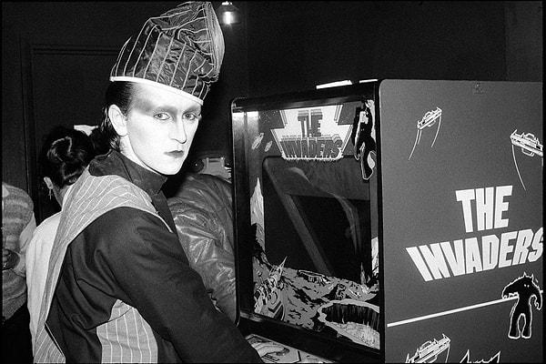3. Müzisyen Steve Strange Londra'daki Club Hell'de bir arcade oyunu oynuyor. -1980
