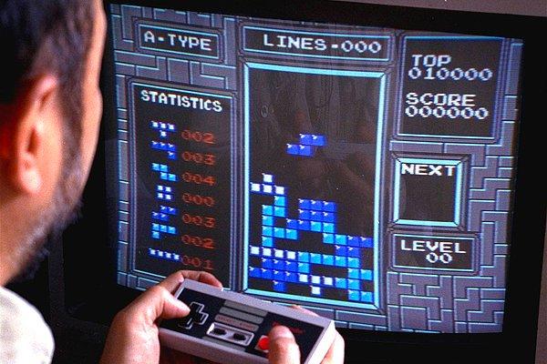 6. Efsane NES konsolunda efsane Tetris oyununu oynayan New York'lu bir adam. -1990