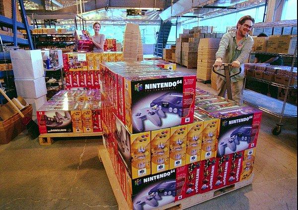 12. Washington, North Bend'deki bir mağazanın çalışanları Nintendo'nun yeni 64-bit konsolunun kutularını indiriyorlar. -1996