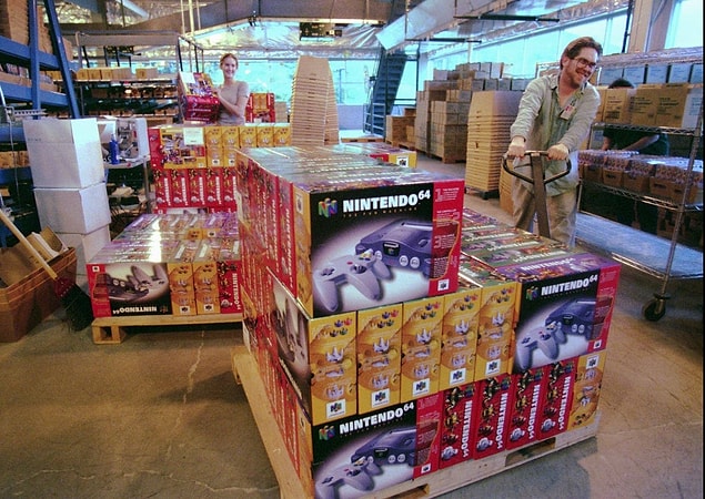 12. Washington, North Bend'deki bir mağazanın çalışanları Nintendo'nun yeni 64-bit konsolunun kutularını indiriyorlar. -1996
