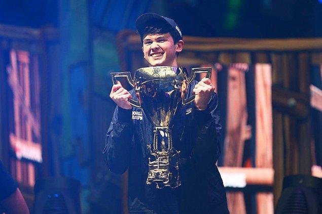 25. 16 yaşındaki Kyle "Bugha" Giersdorf Fortnite Dünya Kupasını kaldırıyor. -2019