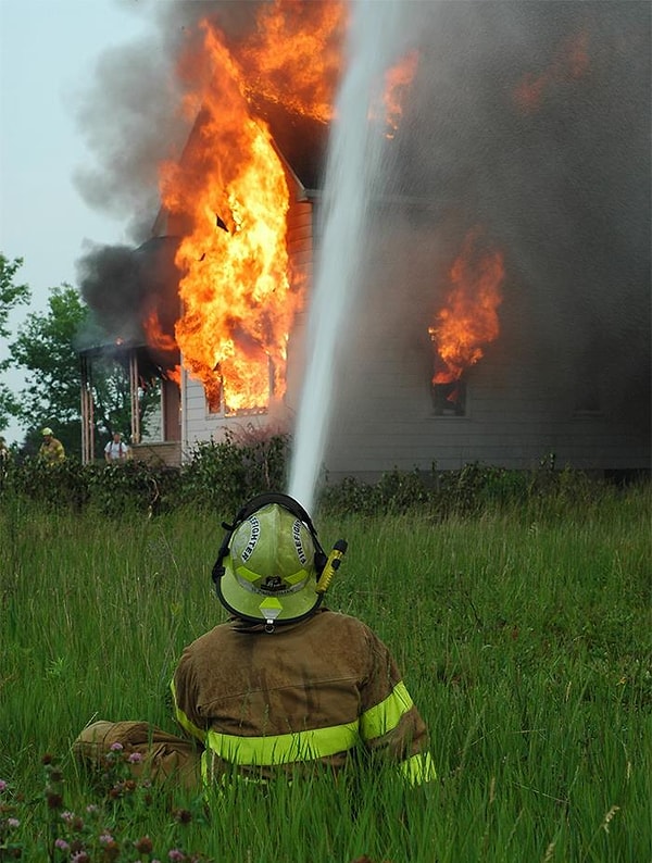 4. Выползайте из горящего здания, и дышите ближе к полу. Токсичный дым поднимается вверх, а воздух ближе к полу остается более пригодным для дыхания