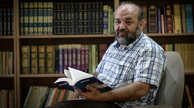Antikapitalist Müslümanlar'ın kurucusu İhsan Eliaçık ise 2002 yılından beri iktidarda olan AK Parti'nin genellikle İslam'ı savunduğunu, İslam davası diye bir davası olduğunu ve İslam'dan kalkarak yola çıktığını söylediği için insanların İslam'ın görünür temsilcisinin onlar olduğunu zannettiğini belirtiyor.