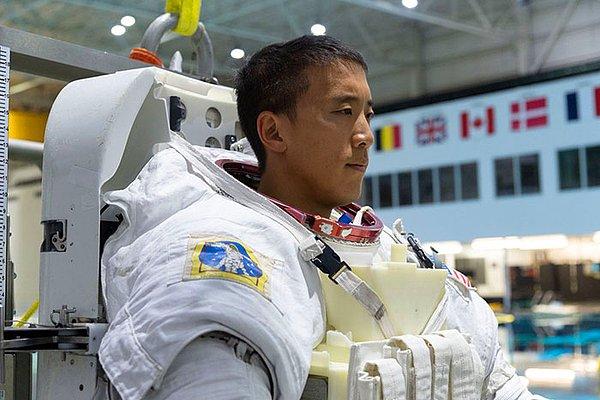 Şimdi 3.kariyerine NASA'da astronot olarak başlayan Jonny Kim yeni görevler ve araştırmalar için hazırlanıyor.