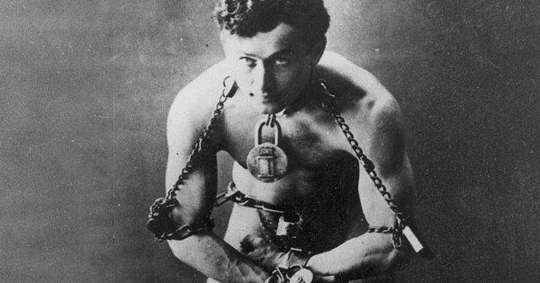 4. Sihirbaz Houdini, ölmeden önce öteki dünyadan işaret gönderebilmek için eşiyle birlikte aralarında gizli bir şifre geliştirmiştir.