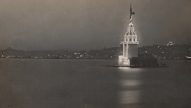 6. Cumhuriyetin 10.yılına özel kutlamada ışıklandırılan Kız Kulesi, İstanbul, 1933.