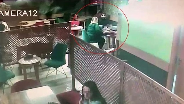 İddiaya göre, bir kadın, internetten tanıştığı bir kişi ile kafede buluştu. Bir süre adamla sohbet eden kadın, daha sonra tuvalete gitmek için masadan kalktı.