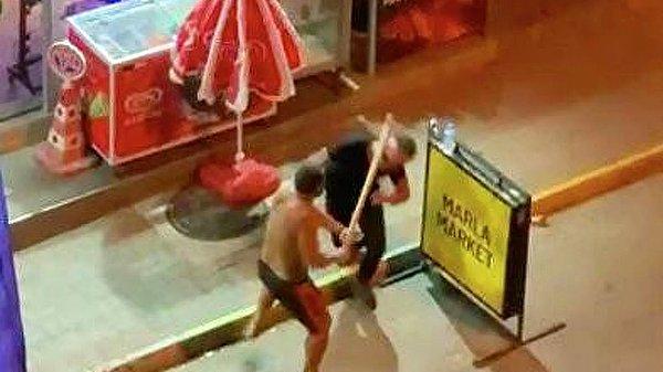 Antalya'nın Alanya ilçesinde dün gece yaşanan olayda, açık olan market önünde bir otelde çalıştığı öğrenilen V.G., alışveriş yapan turistlere yardımcı olmaya çalıştı.