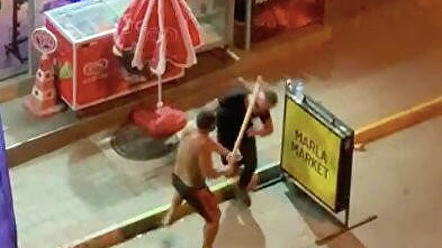 Antalya'nın Alanya ilçesinde dün gece yaşanan olayda, açık olan market önünde bir otelde çalıştığı öğrenilen V.G., alışveriş yapan turistlere yardımcı olmaya çalıştı.