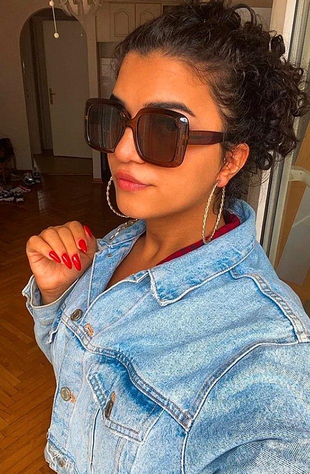 “Ben de ‘Hayır, siyasi tweetim yok. Çünkü ben Twitter’ı zaten mizah amaçlı kullanıyorum. Orası benim bir personam.’ diyorum.”