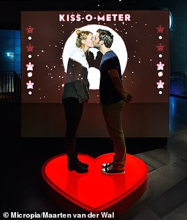 На фото: Поцелуи-о-метр в музее Artis-Micropia в Амстердаме.