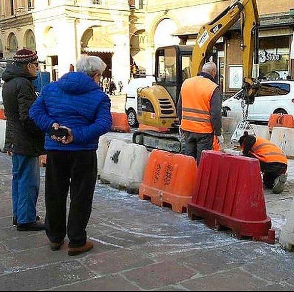 12. İtalya'da inşaat izlemeyi seven orta yaş üstü erkeklere 'umarell' deniyormuş. Bir yerden tanıdık geldi mi?😂