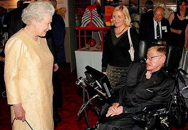 13. Stephen Hawkings kendisine verilen şövalye unvanını reddetmiş.