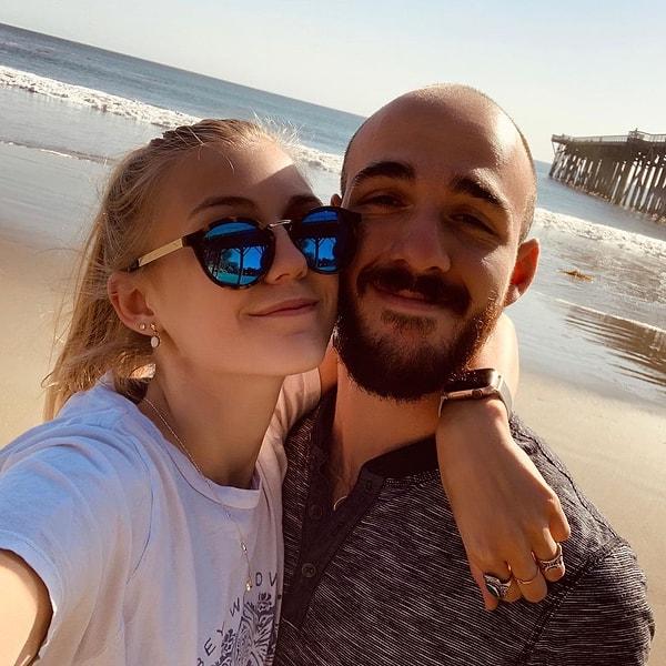 Temmuz ayında iki yıldır birlikte olduğu ve geçen yıl nişanlandığı Brian Laundrie ile eyaletleri gezen influencer, yolculuğunu sosyal medyada paylaşıyordu.