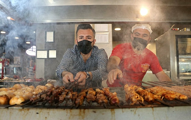 Adana'da kebap ve dönerciler günlük 150-200 lira yevmiye verip sigortasını da yaparak çalıştıracak eleman bulamadıklarını belirtti.