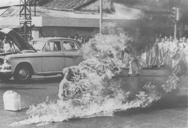 4. Thích Quảng Đức, Haziran 1963'te Güney Vietnam'ın Diem hükümetini protesto etmek için kendini ateşe verirken.