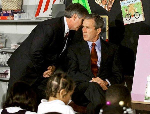 5. Başkan Bush, Florida'da bir sınıfı ziyaret ederken 11 Eylül saldırılarının haberini alıyor.