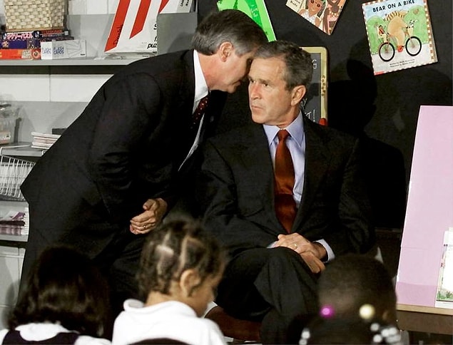 5. Başkan Bush, Florida'da bir sınıfı ziyaret ederken 11 Eylül saldırılarının haberini alıyor.