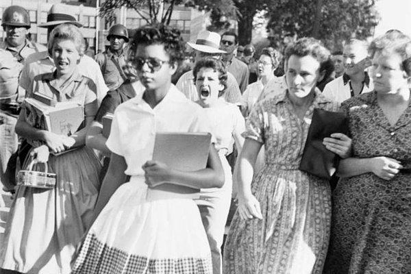 10. Elizabeth Eckford , ırk entegrasyonunun ilk gününde Little Rock Lisesi'ne yürürken.
