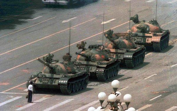 22. Çinli bir adam, Haziran 1989'da Tiananmen Meydanı'nda tankların önünde meydan okurcasına duruyor.