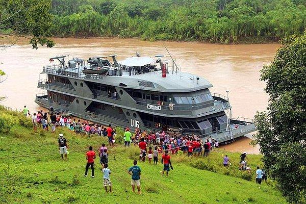 12. Brezilya devleti nehir kıyısındaki köylere ücretsiz sağlık hizmeti veren bir gemi filosuna sahip.