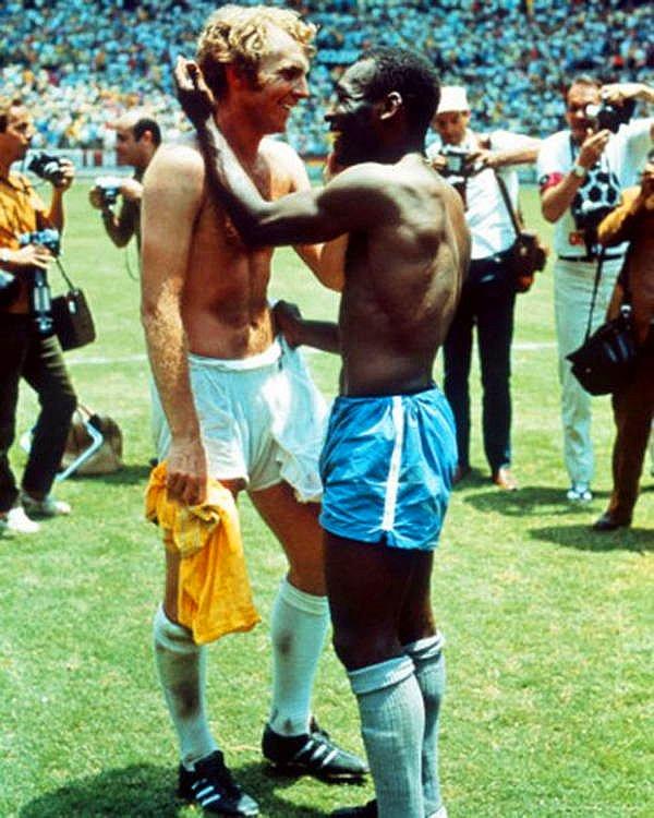 35. Bobby Moore, 1970 Dünya Kupası finallerinde Pele'yi kucaklıyor.