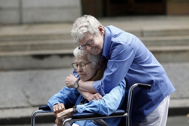 40. Connie Kopelov ve Phyllis Siegel, 2011'de Manhattan'da evlenen ilk eşcinsel çift olduktan sonra kucaklaşıyorlar.