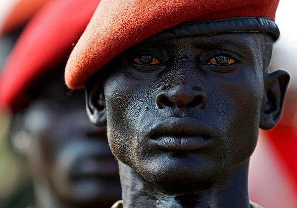 41. Bir Sudan Halk Kurtuluş Ordusu askeri, Temmuz 2011'de Bağımsızlık Günü töreninin provası sırasında.