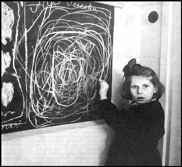 46. Toplama kampında büyüyen bir kız olan Terezka, Polonya'daki "evinin" bir resmini çiziyor.